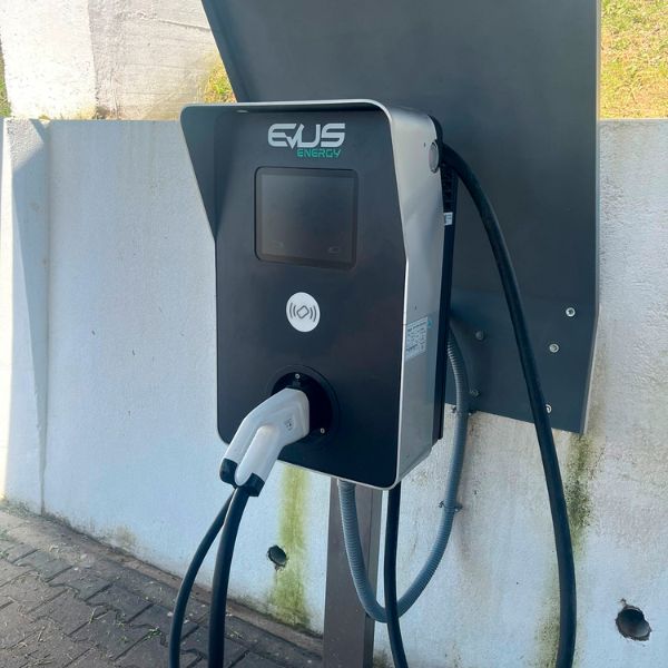 DC 300 ULTRA – Cargador Rápido DC 30 kW Wallbox | CCS2, 4G, WiFi, Ethernet y Pantalla Táctil 10”